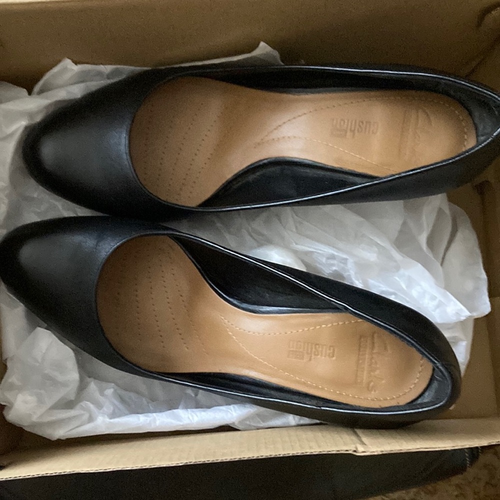 Clarks size 8.5 black heel shoes